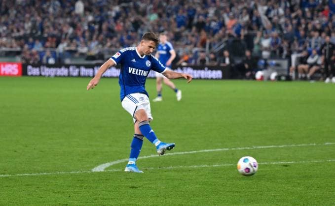 Paul Seguin (FC Schalke 04), li., erzielt das Tor zum 2:0 13.04.2024, Fussball Saison 2023 2024, 2. Bundesliga, 29. Spieltag, FC Schalke 04 - 1. FC Nürnberg Gelsenkirchen Veltins Arena Nordrhein Westfalen Deutschland