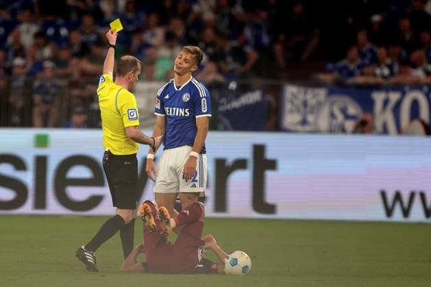 Keke Topp (FC Schalke 04) bekommt für das Foul eine gelbe Karte beim Spiel der 2. BL (Saison 2023 24) FC Schalke 04 - 1. FC Nürnberg. Copyright: Thomas Pakusch