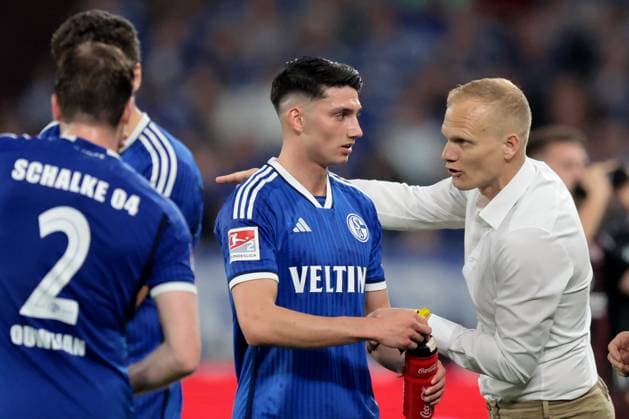 Yusuf Kabadayi (FC Schalke 04) und Cheftrainer Karel Geraerts (FC Schalke 04) beim Spiel der 2. BL (Saison 2023 24) FC Schalke 04 - 1. FC Nürnberg. Copyright: Thomas Pakusch