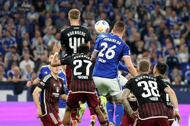 Finn Jeltsch (1.FC Nürnberg) und Tomas Kalas (FC Schalke 04) beim Spiel der 2. BL (Saison 2023 24) FC Schalke 04 - 1. FC Nürnberg. Copyright: Thomas Pakusch