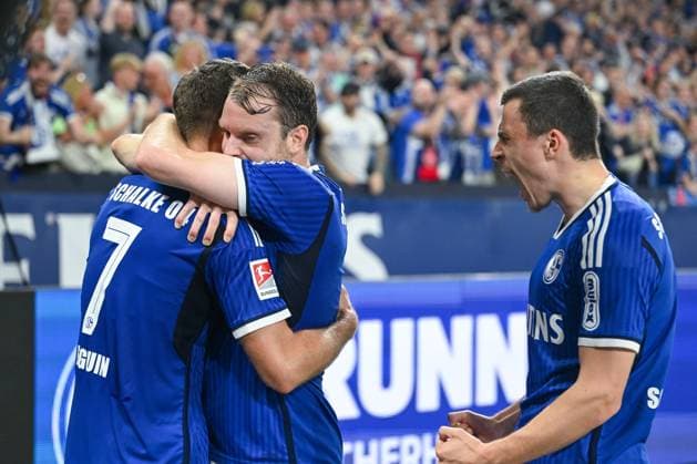 13.04.2024, Fussball, 2. Bundesliga, 29. Spieltag Saison 2023 2024, FC Schalke 04 - 1. FC Nuernberg, Paul Seguin (FC Schalke 04) freut sich über das Tor zum 2:0 mit Thomas Ouwejan (FC Schalke 04) und Ron Schallenberg (FC Schalke 04) xRHR-FOTO TKx