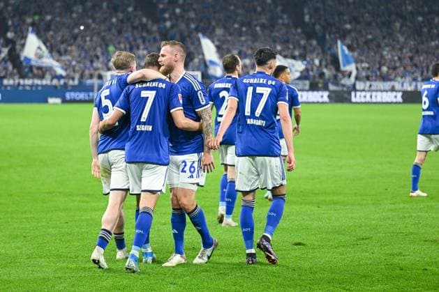 13.04.2024, Fussball, 2. Bundesliga, 29. Spieltag Saison 2023 2024, FC Schalke 04 - 1. FC Nuernberg, Paul Seguin (FC Schalke 04) freut sich über das Tor zum 2:0 mit der Mannschaft. . xRHR-FOTO TKx