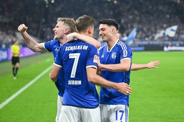 13.04.2024, Fussball, 2. Bundesliga, 29. Spieltag Saison 2023 2024, FC Schalke 04 - 1. FC Nuernberg, Paul Seguin (FC Schalke 04) freut sich über das Tor zum 2:0 Derry Murkin (FC Schalke 04), Yusuf Kabadayi (FC Schalke 04). xRHR-FOTO TKx