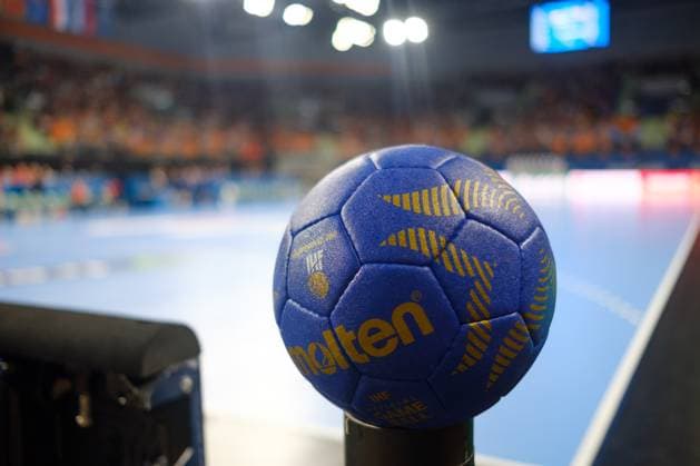Spielball von Molten mit IHF Logo vor dem Spiel Deutschland gegen Montenegro beim Olympia-Qualifikationsturnier 2024 in der Arena in Neu-Ulm, Germany. (Sven Beyrich SPP)  Copyright: xSvenxBeyrich SPPx spp-de-SvBe-20240413-FUJI7003