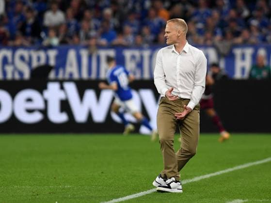 13.04.2024, Gelsenkirchen, Germany, VELTINS-Arena, FC Schalke 04 vs 1. FC Nuernberg - 2. Bundesliga, Trainer Karel Geraerts (FC Schalke 04) gestikuliert, gestik (Foto Ralf Treese) DFB DFL REGULATIONS PROHIBIT ANY USE OF PHOTOGRAPHS AS IMAGE SEQUENCES AND OR QUASI-VIDEO. Gelsenkirchen VELTINS-Arena North Rhine-Westphalia Germany