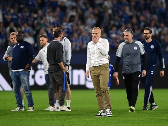13.04.2024, Gelsenkirchen, Germany, VELTINS-Arena, FC Schalke 04 vs 1. FC Nuernberg - 2. Bundesliga, Trainer Karel Geraerts (FC Schalke 04) gestikuliert, gestik (Foto Ralf Treese) DFB DFL REGULATIONS PROHIBIT ANY USE OF PHOTOGRAPHS AS IMAGE SEQUENCES AND OR QUASI-VIDEO. Gelsenkirchen VELTINS-Arena North Rhine-Westphalia Germany