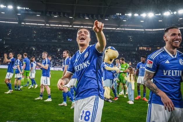Fußball: 2. Bundesliga 2023 2024, 29. Spieltag, FC Schalke 04 - 1. FC Nürnberg - Veltins Arena, Gelsenkirchen: Schalkes Blendi Idrizi freut sich sichtlich über den 2:0 Sieg seiner Mannschaft. Gelsenkirchen Veltins-Arena Deutschland