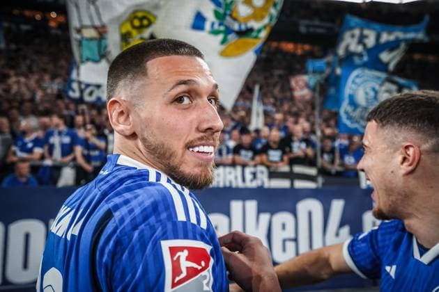 Fußball: 2. Bundesliga 2023 2024, 29. Spieltag, FC Schalke 04 - 1. FC Nürnberg - Veltins Arena, Gelsenkirchen: Schalkes Darko Churlinov nach dem Sieg seiner Mannschaft vor der Fantribüne Gelsenkirchen Veltins-Arena Deutschland