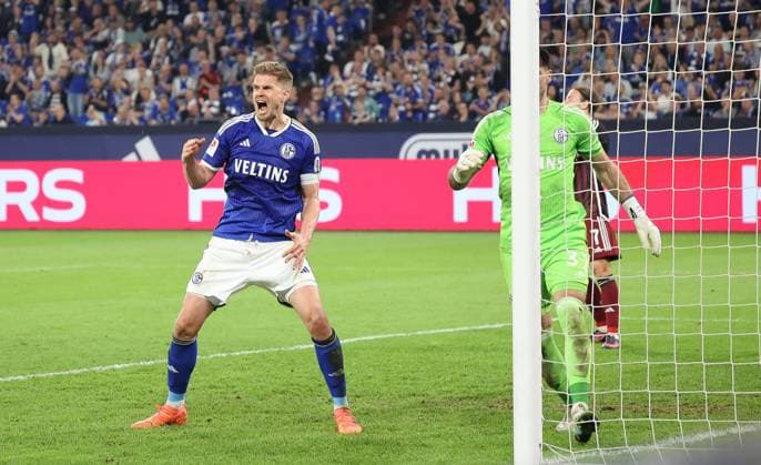 Simone Terodde (Schalke 04 9), FC Schalke 04 vs. 1. FC Nuernberg, 2. Fussball-Bundesliga, Fussball, Saison 2023-24, 29. Spieltag, 13.04.2024, DFL REGULATIONS PROHIBIT ANY USE OF PHOTOGRAPHS AS IMAGE SEQUENCES AND OR QUASI-hVIDEO, FC Schalke 04 vs. 1. FC Nuernberg, 2. Fussball-Bundesliga, Fussball, Saison 2023-24, 29. Spieltag, 13.04.2024, Gelsenkirchen