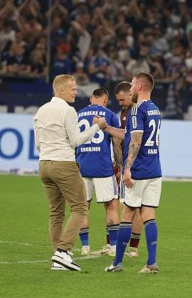 Schalkes Trainer Karel geraerts bedankt sich bei Tomas Kalas (schalke 04 26), FC Schalke 04 vs. 1. FC Nuernberg, 2. Fussball-Bundesliga, Fussball, Saison 2023-24, 29. Spieltag, 13.04.2024, DFL REGULATIONS PROHIBIT ANY USE OF PHOTOGRAPHS AS IMAGE SEQUENCES AND OR QUASI-hVIDEO, FC Schalke 04 vs. 1. FC Nuernberg, 2. Fussball-Bundesliga, Fussball, Saison 2023-24, 29. Spieltag, 13.04.2024, Gelsenkirchen