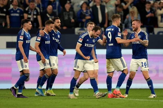 Die Spieler des FC Schalke 04 freuen sich über das Tor zum 2:0 durch Paul Seguin (FC Schalke 04) beim Spiel der 2. BL (Saison 2023 24) FC Schalke 04 - 1. FC Nürnberg. Copyright: Thomas Pakusch