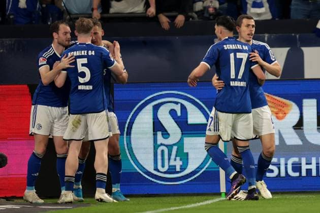 Die Spieler des FC Schalke 04 freuen sich über das Tor zum 2:0 durch Paul Seguin (FC Schalke 04) beim Spiel der 2. BL (Saison 2023 24) FC Schalke 04 - 1. FC Nürnberg. Copyright: Thomas Pakusch