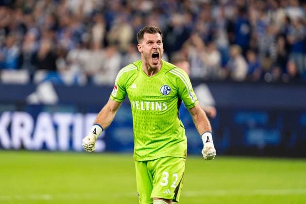 GER, 2. FBL, FC Schalke 04 vs 1.FC Nürnberg Nuernberg 13.04.2024, Veltins-Arena, Gelsenkirchen, GER, 2. FBL, FC Schalke 04 vs 1.FC Nürnberg Nuernberg Im Bild: Marius Müller (FC Schalke 04, 32) nach Abpfiff, freut sich, schreit, ist erleichtert