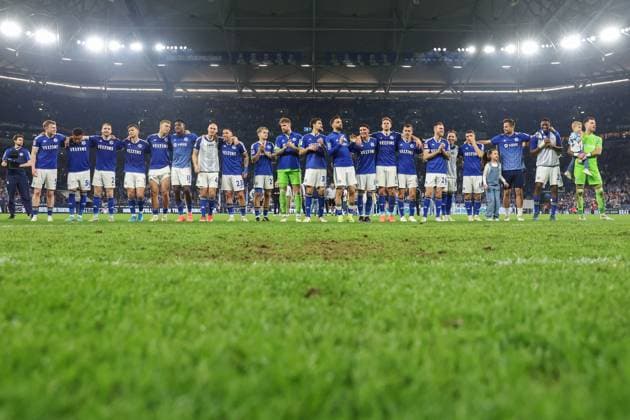 2. Bundesliga - FC Schalke 04 - 1. FC Nürnberg am 13.04.2024 in der Veltins-Arena auf Schalke Jubel über den Sieg bei der Mannschaft von Schalke 04