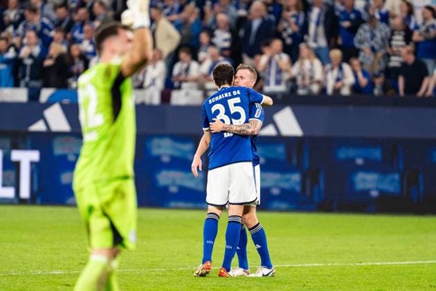 GER, 2. FBL, FC Schalke 04 vs 1.FC Nürnberg Nuernberg 13.04.2024, Veltins-Arena, Gelsenkirchen, GER, 2. FBL, FC Schalke 04 vs 1.FC Nürnberg Nuernberg Im Bild: Gestik, Mimik, Emotionen, Erleichterung, nehmen sich in den Arm, Marcin KamiÅ ski (FC Schalke 04, 35)