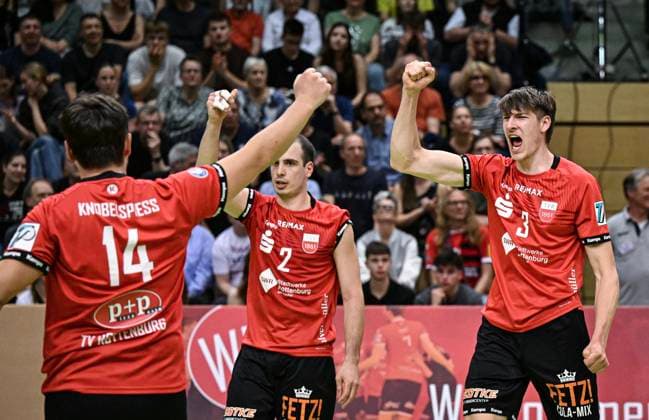 Volleyball 2. Bundesliga Saison 2023 2024 TV Rottenburg - TV Buehl 13.04.2024 JUBEL TV Rottenburg; Jan Huber, Moritz Rauber und Oliver Knobelspiess (v.re.)
