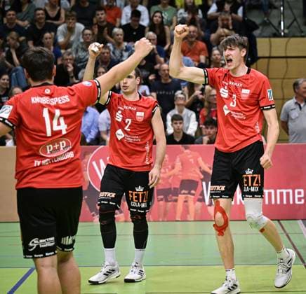Volleyball 2. Bundesliga Saison 2023 2024 TV Rottenburg - TV Buehl 13.04.2024 JUBEL TV Rottenburg; Jan Huber, Moritz Rauber und Oliver Knobelspiess (v.re.)