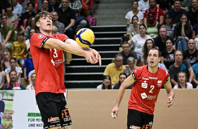Volleyball 2. Bundesliga Saison 2023 2024 TV Rottenburg - TV Buehl 13.04.2024 Jan Huber (li, TV Rottenburg) und Moritz Rauber (re, TV Rottenburg)
