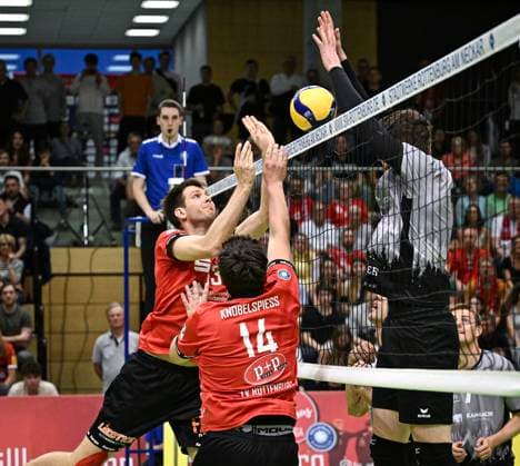 Volleyball 2. Bundesliga Saison 2023 2024 TV Rottenburg - TV Buehl 13.04.2024 Block TV Rottenburg; Co-Trainer Felix Weber (li) und Oliver Knobelspiess (Mitte)