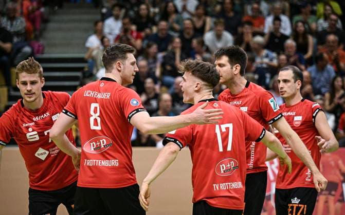 Volleyball 2. Bundesliga Saison 2023 2024 TV Rottenburg - TV Buehl 13.04.2024 JUBEL TV Rottenburg; Timon Schippmann, Niklas Lichtenauer, Aurel Sprenger, Co-Trainer Felix Weber und Moritz Rauber (v.li.)