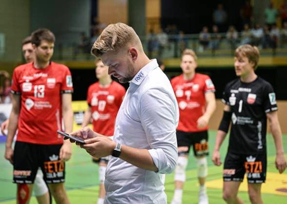 Volleyball 2. Bundesliga Saison 2023 2024 TV Rottenburg - TV Buehl 13.04.2024 Trainer Jan Scheuermann (TV Rottenburg) schaut eine Szene vor der Auszeit auf dem Tablet nochmals an