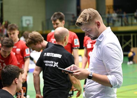 Volleyball 2. Bundesliga Saison 2023 2024 TV Rottenburg - TV Buehl 13.04.2024 Trainer Jan Scheuermann (TV Rottenburg) schaut eine Szene vor der Auszeit auf dem Tablet nochmals an