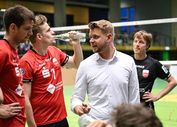 Volleyball 2. Bundesliga Saison 2023 2024 TV Rottenburg - TV Buehl 13.04.2024 Auszeit TV Rottenburg; Co-Trainer Felix Weber, Timon Schippmann, Trainer Jan Scheuermann und Dirk Mehlberg (v.li.)