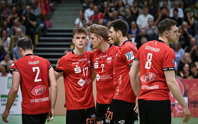 Volleyball 2. Bundesliga Saison 2023 2024 TV Rottenburg - TV Buehl 13.04.2024 Teamkreis TV Rottenburg; Moritz Rauber, Aurel Sprenger, Timon Schippmann, Co-Trainer Felix Weber und Niklas Lichtenauer (v.li.)