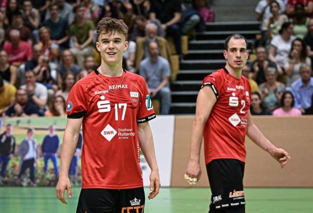 Volleyball 2. Bundesliga Saison 2023 2024 TV Rottenburg - TV Buehl 13.04.2024 Aurel Sprenger (li, TV Rottenburg) und Moritz Rauber (re, TV Rottenburg)
