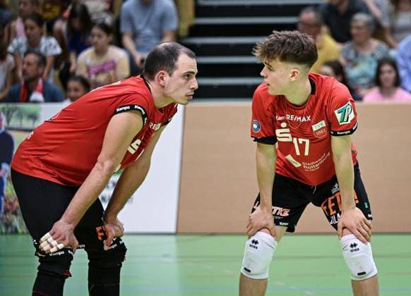 Volleyball 2. Bundesliga Saison 2023 2024 TV Rottenburg - TV Buehl 13.04.2024 Aurel Sprenger (re, TV Rottenburg) und Moritz Rauber (li, TV Rottenburg) nachdenklich