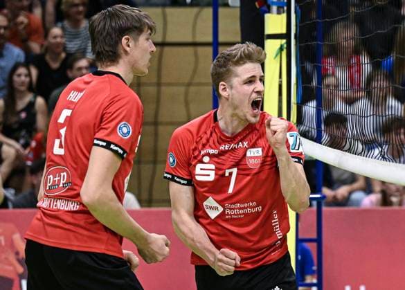Volleyball 2. Bundesliga Saison 2023 2024 TV Rottenburg - TV Buehl 13.04.2024 JUBEL TV Rottenburg; Timon Schippmann (li) und Jan Huber (li)