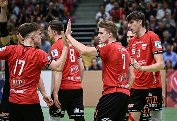 Volleyball 2. Bundesliga Saison 2023 2024 TV Rottenburg - TV Buehl 13.04.2024 JUBEL TV Rottenburg; Aurel Sprenger (li) klatscht Timon Schippmann (2.v.re) ab und Jan Huber (re)