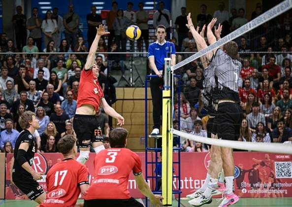 Volleyball 2. Bundesliga Saison 2023 2024 TV Rottenburg - TV Buehl 13.04.2024 Timon Schippmann (li hinten, TV Rottenburg)
