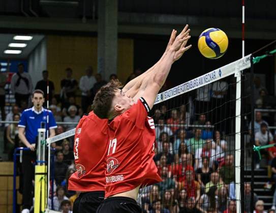 Volleyball 2. Bundesliga Saison 2023 2024 TV Rottenburg - TV Buehl 13.04.2024 Block TV Rottenburg; Aurel Sprenger (re) und Jan Huber (li)