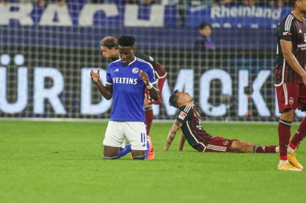 13.04.2024, Fussball, 2. Bundesliga, 29. Spieltag, Saison 2023 2024, FC Schalke 04 - 1. FC Nuernberg, Bryan Lasme (FC Schalke 04) betet. Gelsenkirchen Veltins Arena NRW Deutschland xRHR-FOTO TRx