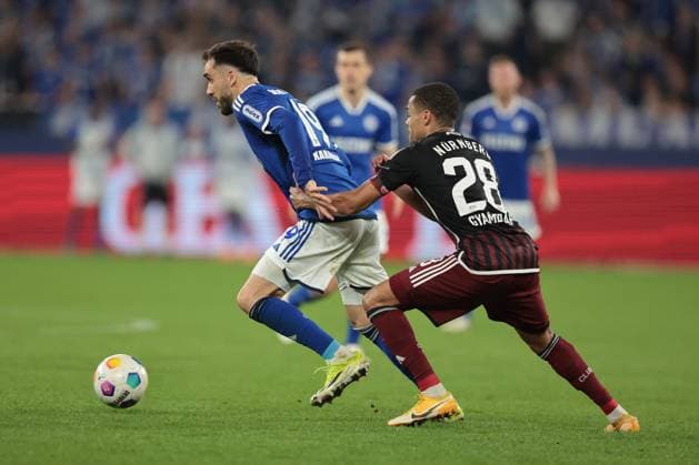 Kenan Karaman (FC Schalke 04) und Jan Gyamerah (1.FC Nürnberg) beim Spiel der 2. BL (Saison 2023 24) FC Schalke 04 - 1. FC Nürnberg. Copyright: Thomas Pakusch
