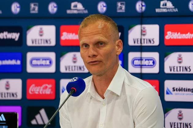 Fußball: 2. Bundesliga 2023 2024, 29. Spieltag, FC Schalke 04 - 1. FC Nürnberg - Veltins Arena, Gelsenkirchen: Schalkes Trainer Karel Geraerts in der Pressekonferenz Gelsenkirchen Veltins-Arena Deutschland