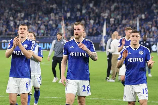 Die Spieler vom FC Schalke 04 freuen sich über den 2:0 Sieg beim Spiel der 2. BL (Saison 2023 24) FC Schalke 04 - 1. FC Nürnberg. Copyright: Thomas Pakusch