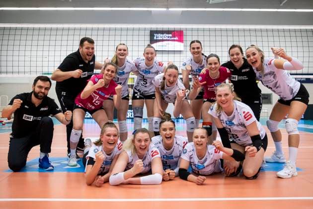 2. Bundesliga Frauen Pro: Schwarz-Weiss Erfurt vs. DSHS SnowTrex Köln; 13.04.2024 Siegerfoto Schwarz-Weiss Erfurt 2. Bundesliga Frauen Pro: Schwarz-Weiss Erfurt vs. DSHS SnowTrex Köln; Riethsporthalle Erfurt; 13.04.2024 Copyright: xBEAUTIFULxSPORTS Duehringx