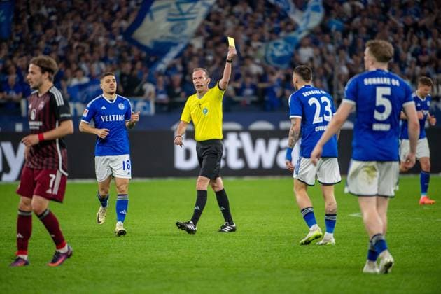 2. Fussball Bundesliga: FC Schalke 04 - 1. FC Nürnberg; 13.04.2024 Gelbe Karte, Blendi Idrizi (FC Schalke 04, 18), Darko Churlinov (FC Schalke 04, 23), Derry John Murkin (FC Schalke 04, 5); 2. Fussball Bundesliga. FC Schalke 04 - 1. FC Nürnberg, 29. Spieltag, am 13.04.2024, Veltins Arena, Gelsenkirchen. DFL REGULATIONS PROHIBIT ANY USE OF PHOTOGRAPHS AS IMAGE SEQUENCES AND OR QUASI-VIDEO.
