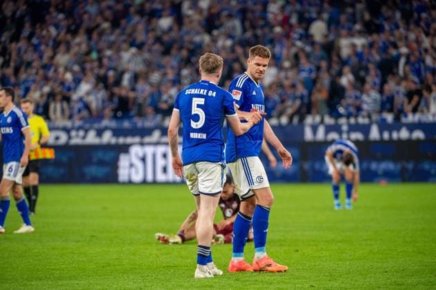 2. Fussball Bundesliga: FC Schalke 04 - 1. FC Nürnberg; 13.04.2024 Derry John Murkin (FC Schalke 04, 5), Simon Terodde (FC Schalke 04, 9) gratulieren sich zum Sieg; 2. Fussball Bundesliga. FC Schalke 04 - 1. FC Nürnberg, 29. Spieltag, am 13.04.2024, Veltins Arena, Gelsenkirchen. DFL REGULATIONS PROHIBIT ANY USE OF PHOTOGRAPHS AS IMAGE SEQUENCES AND OR QUASI-VIDEO.