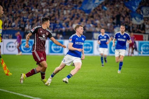2. Fussball Bundesliga: FC Schalke 04 - 1. FC Nürnberg; 13.04.2024 Derry John Murkin (FC Schalke 04, 5); 2. Fussball Bundesliga. FC Schalke 04 - 1. FC Nürnberg, 29. Spieltag, am 13.04.2024, Veltins Arena, Gelsenkirchen. DFL REGULATIONS PROHIBIT ANY USE OF PHOTOGRAPHS AS IMAGE SEQUENCES AND OR QUASI-VIDEO.
