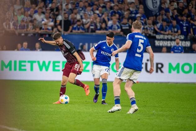 2. Fussball Bundesliga: FC Schalke 04 - 1. FC Nürnberg; 13.04.2024 Yusuf Kabadayi (FC Schalke 04, 17) und Derry John Murkin (FC Schalke 04, 5) gegen Florian Flick (1. FC Nürnberg, 6); 2. Fussball Bundesliga. FC Schalke 04 - 1. FC Nürnberg, 29. Spieltag, am 13.04.2024, Veltins Arena, Gelsenkirchen. DFL REGULATIONS PROHIBIT ANY USE OF PHOTOGRAPHS AS IMAGE SEQUENCES AND OR QUASI-VIDEO.