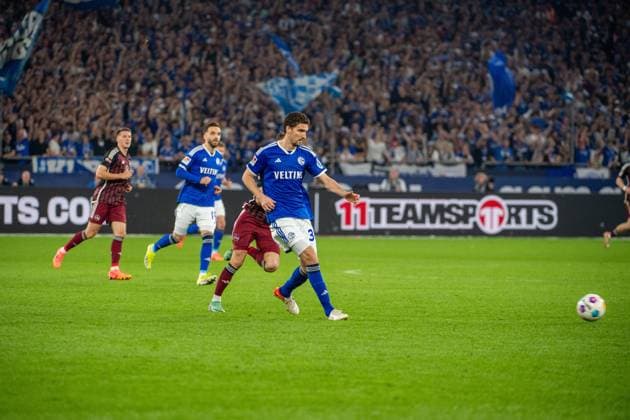 2. Fussball Bundesliga: FC Schalke 04 - 1. FC Nürnberg; 13.04.2024 Leo Greiml (FC Schalke 04, 3); 2. Fussball Bundesliga. FC Schalke 04 - 1. FC Nürnberg, 29. Spieltag, am 13.04.2024, Veltins Arena, Gelsenkirchen. DFL REGULATIONS PROHIBIT ANY USE OF PHOTOGRAPHS AS IMAGE SEQUENCES AND OR QUASI-VIDEO.