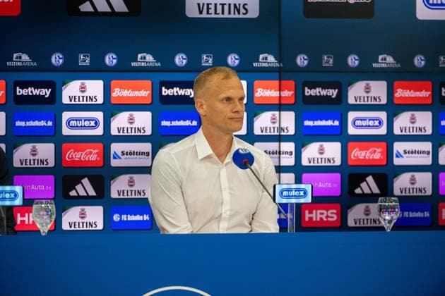 2. Fussball Bundesliga: FC Schalke 04 - 1. FC Nürnberg; 13.04.2024 Karel Geraerts (Trainer des FC Schalke 04); 2. Fussball Bundesliga. FC Schalke 04 - 1. FC Nürnberg, 29. Spieltag, am 13.04.2024, Veltins Arena, Gelsenkirchen. DFL REGULATIONS PROHIBIT ANY USE OF PHOTOGRAPHS AS IMAGE SEQUENCES AND OR QUASI-VIDEO.