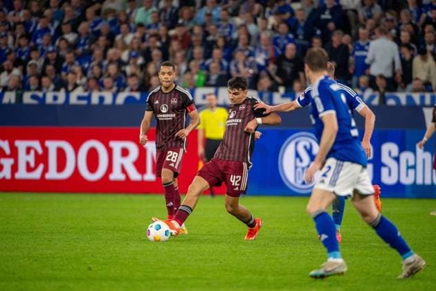 2. Fussball Bundesliga: FC Schalke 04 - 1. FC Nürnberg; 13.04.2024 Can Yialmaz Uzun (1. FC Nürnberg, 42), Jan Gyamerah (1. FC Nürnberg, 28); 2. Fussball Bundesliga. FC Schalke 04 - 1. FC Nürnberg, 29. Spieltag, am 13.04.2024, Veltins Arena, Gelsenkirchen. DFL REGULATIONS PROHIBIT ANY USE OF PHOTOGRAPHS AS IMAGE SEQUENCES AND OR QUASI-VIDEO.