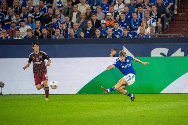2. Fussball Bundesliga: FC Schalke 04 - 1. FC Nürnberg; 13.04.2024 Cedric Brunner (FC Schalke 04, 27), Kanji Okunuki (1. FC Nürnberg, 11); 2. Fussball Bundesliga. FC Schalke 04 - 1. FC Nürnberg, 29. Spieltag, am 13.04.2024, Veltins Arena, Gelsenkirchen. DFL REGULATIONS PROHIBIT ANY USE OF PHOTOGRAPHS AS IMAGE SEQUENCES AND OR QUASI-VIDEO.