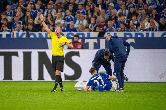 2. Fussball Bundesliga: FC Schalke 04 - 1. FC Nürnberg; 13.04.2024 Cedric Brunner (FC Schalke 04, 27) muss behandelt werden; 2. Fussball Bundesliga. FC Schalke 04 - 1. FC Nürnberg, 29. Spieltag, am 13.04.2024, Veltins Arena, Gelsenkirchen. DFL REGULATIONS PROHIBIT ANY USE OF PHOTOGRAPHS AS IMAGE SEQUENCES AND OR QUASI-VIDEO.