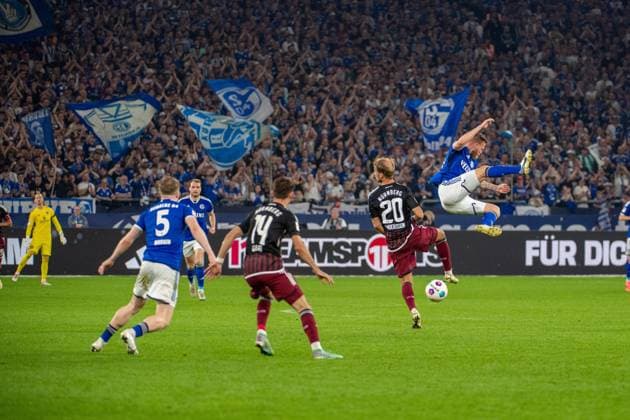 2. Fussball Bundesliga: FC Schalke 04 - 1. FC Nürnberg; 13.04.2024 Derry John Murkin (FC Schalke 04, 5), Benjamin Goller (1. FC Nürnberg, 14), Sebastian Andersson (1. FC Nürnberg, 20); 2. Fussball Bundesliga. FC Schalke 04 - 1. FC Nürnberg, 29. Spieltag, am 13.04.2024, Veltins Arena, Gelsenkirchen. DFL REGULATIONS PROHIBIT ANY USE OF PHOTOGRAPHS AS IMAGE SEQUENCES AND OR QUASI-VIDEO.