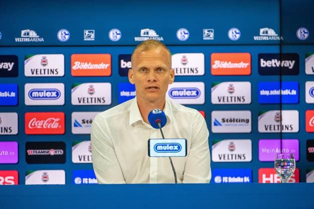 2. Fussball Bundesliga: FC Schalke 04 - 1. FC Nürnberg; 13.04.2024 Karel Geraerts (Trainer des FC Schalke 04); 2. Fussball Bundesliga. FC Schalke 04 - 1. FC Nürnberg, 29. Spieltag, am 13.04.2024, Veltins Arena, Gelsenkirchen. DFL REGULATIONS PROHIBIT ANY USE OF PHOTOGRAPHS AS IMAGE SEQUENCES AND OR QUASI-VIDEO.